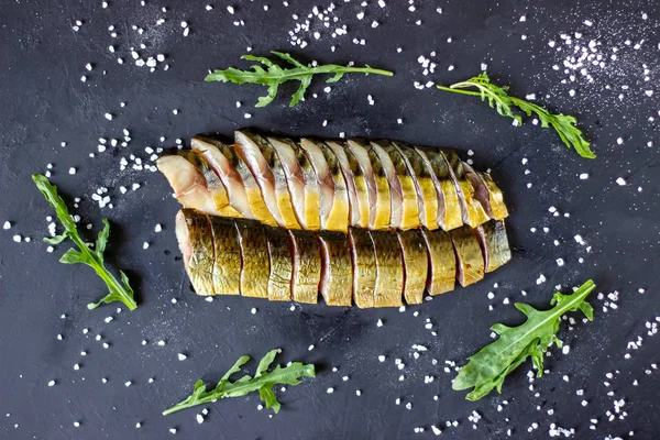 Сельдь и скумбрия на темном фоне с луком и рукколой — стоковое фото