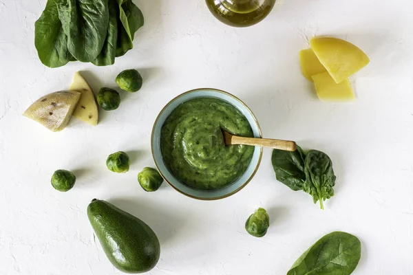 Sopa de crema con aguacate, espinacas y queso. Alimentación saludable. Fondo blanco —  Fotos de Stock