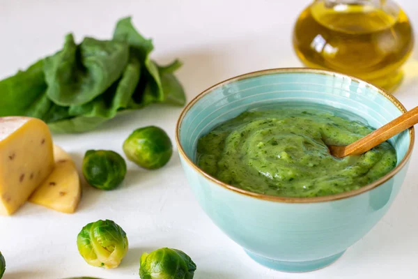 Sopa de crema con aguacate, espinacas y queso. Alimentación saludable. Fondo blanco —  Fotos de Stock