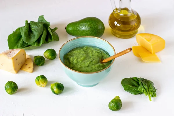 Roomsoep met avocado, spinazie en kaas. Gezond eten. Witte achtergrond — Stockfoto