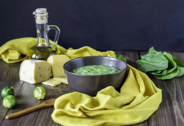 Sopa de creme com espinafre e queijo. Alimentação saudável. Fundo de madeira . — Fotografia de Stock