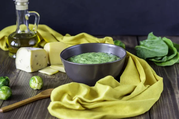 Κρέμα σούπα με σπανάκι και τυρί. Υγιεινό φαγητό. Ξύλινο φόντο. — Φωτογραφία Αρχείου