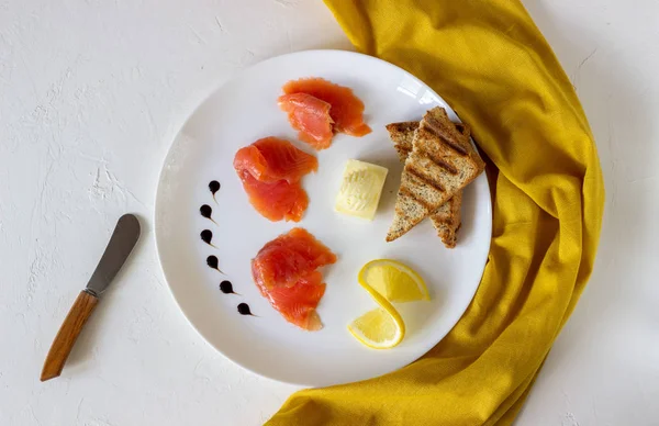 Trucha, mantequilla y pan en un plato. Fondo blanco —  Fotos de Stock