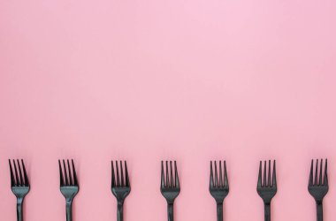 Pembe arka plan üzerine çatal. Minimal kavram. Soyut.