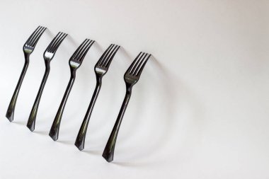 Beyaz arka plan üzerinde siyah çatallar. Minimal kavram. Soyut.