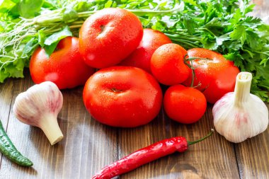 Ahşap arka planda taze sebzeler. Sağlıklı yeme.