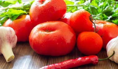 Ahşap arka planda taze sebzeler. Sağlıklı yeme.