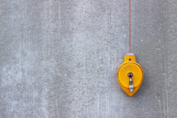 O nível de construção é amarelo. Parede de concreto. Ferramentas para construir uma casa . — Fotografia de Stock