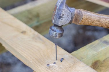 Hammer tahta tahtaya çivi çakıyor. Ev yapımı.