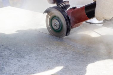 Çalış açısal öğütme makinesi. Beton döşeme. Bir ev inşa etmek.