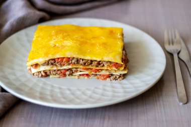 Lazanya, gri bir arka plan üzerinde. İtalyan mutfağı.