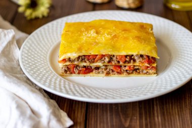 Ahşap bir arka plan üzerinde Lazanya. İtalyan mutfağı.