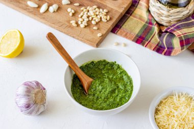 Beyaz bir arka planda pesto sos ve Ingedients. İtalyan mutfağı. Vejeteryan yemekleri. Diyet.