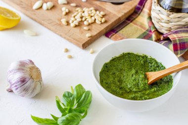 Beyaz bir arka planda pesto sos ve Ingedients. İtalyan mutfağı. Vejeteryan yemekleri. Diyet.