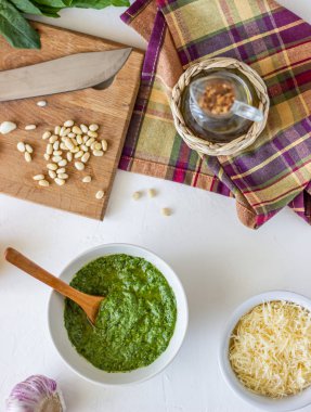 Beyaz bir arka planda pesto sos ve Ingedients. İtalyan mutfağı. Vejeteryan yemekleri. Diyet.