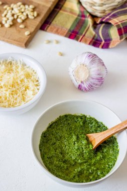 Beyaz bir arka planda pesto sos ve Ingedients. İtalyan mutfağı. Vejeteryan yemekleri. Diyet.