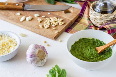 Beyaz bir arka planda pesto sos ve Ingedients. İtalyan mutfağı. Vejeteryan yemekleri. Diyet.
