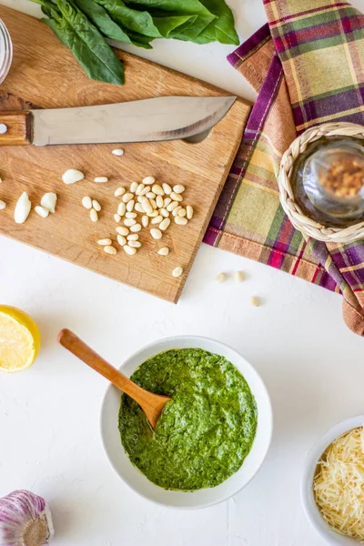 Molho de pesto e ingerentes em um fundo branco. Cozinha italiana. Comida vegetariana. A dieta . — Fotografia de Stock