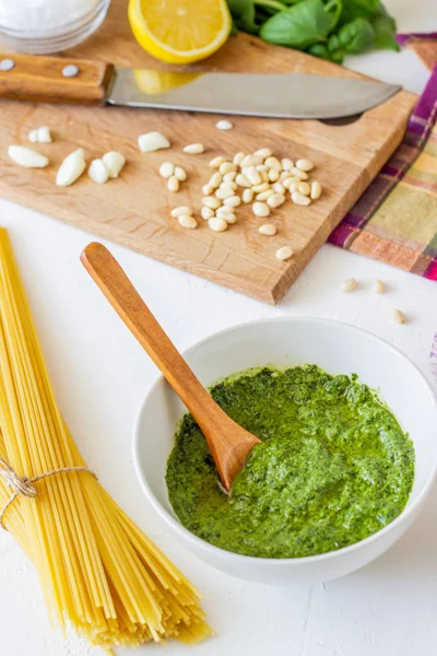 Molho de pesto e ingerentes em um fundo branco. Cozinha italiana. Comida vegetariana. A dieta . — Fotografia de Stock