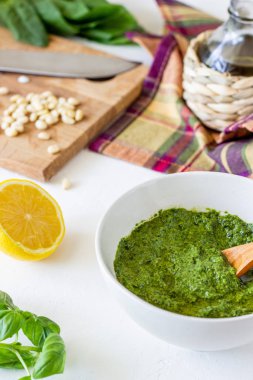 Beyaz bir arka planda pesto sos ve Ingedients. İtalyan mutfağı. Vejeteryan yemekleri. Diyet.