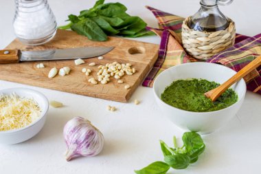 Beyaz bir arka planda pesto sos ve Ingedients. İtalyan mutfağı. Vejeteryan yemekleri. Diyet.