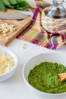 Beyaz bir arka planda pesto sos ve Ingedients. İtalyan mutfağı. Vejeteryan yemekleri. Diyet.