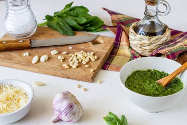 Beyaz bir arka planda pesto sos ve Ingedients. İtalyan mutfağı. Vejeteryan yemekleri. Diyet.