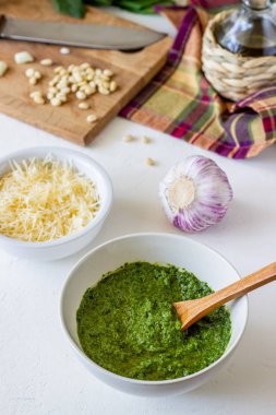 Beyaz bir arka planda pesto sos ve Ingedients. İtalyan mutfağı. Vejeteryan yemekleri. Diyet.
