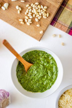 Beyaz bir arka planda pesto sos ve Ingedients. İtalyan mutfağı. Vejeteryan yemekleri. Diyet.