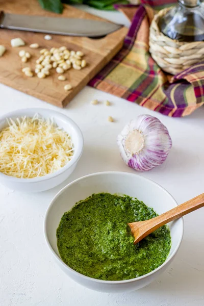Beyaz bir arka planda pesto sos ve Ingedients. İtalyan mutfağı. Vejeteryan yemekleri. Diyet.