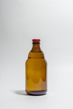 Gri arka planda kırmızı mantarlı bira şişesi. Tasarım. Minimalizm. Yaratıcı bir fikir. Mock.