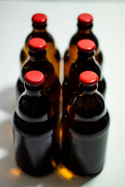 Bierflaschen mit rotem Korken auf grauem Hintergrund. Ansicht von oben. Design. Minimalismus. Kreative Idee. Attrappe. — Stockfoto