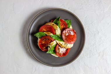 Mozzarella ve domates ile İtalyan Caprese salatası. Beyaz arka plan. Sağlıklı gıda.