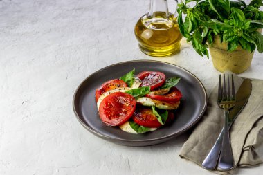 Mozzarella ve domates ile İtalyan Caprese salatası. Beyaz arka plan. Sağlıklı gıda.