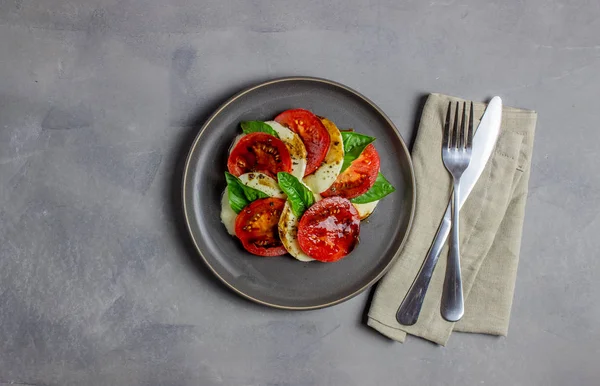 Ensalada caprese italiana con mozzarella y tomates. Fondo de hormigón. Alimento saludable . —  Fotos de Stock