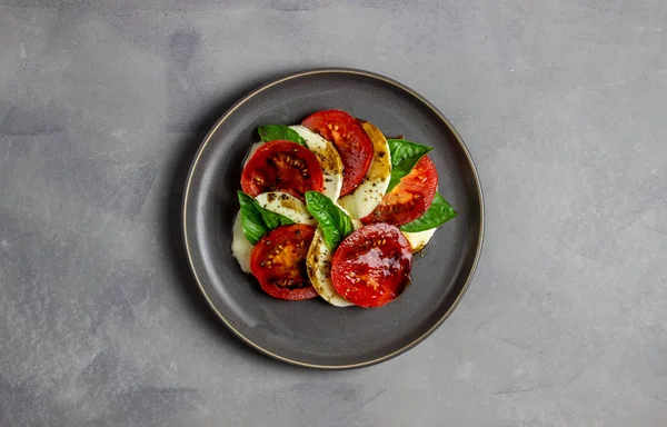 Ensalada caprese italiana con mozzarella y tomates. Fondo de hormigón. Alimento saludable . —  Fotos de Stock