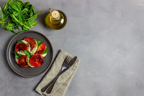 Італійський Капрезе салат з моцарелою та томатами. Конкретний фон. Здорове харчування. — стокове фото