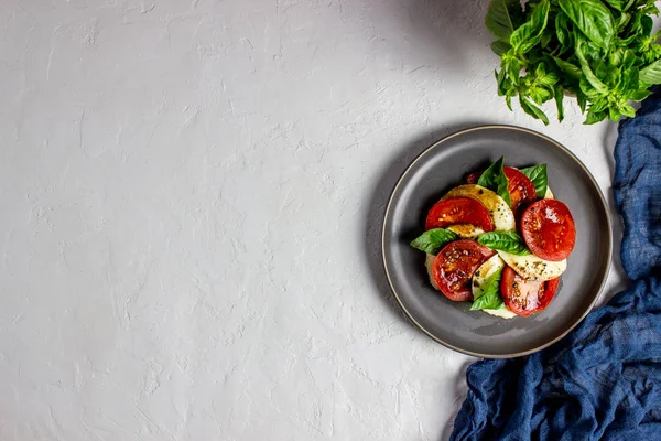 Італійський Капрезе салат з моцарелою та томатами. Білому фоні. Здорове харчування. — стокове фото