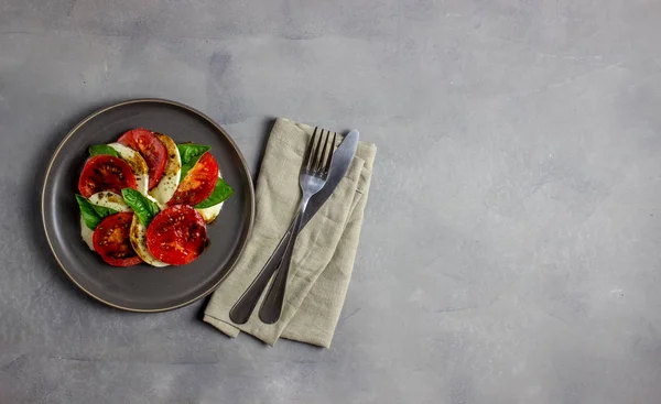 Salada caprese italiana com mussarela e tomate. Concreto. Alimentos saudáveis . — Fotografia de Stock