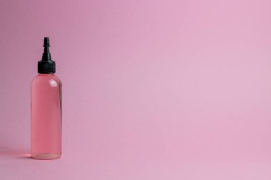 Pembe arka planda kozmetik. Minimalizm. Skincare.