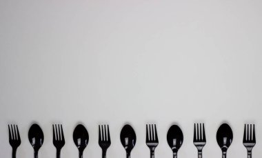 Beyaz arka planda çatal ve kaşık. Minimal konsept. Plastik olmadan.