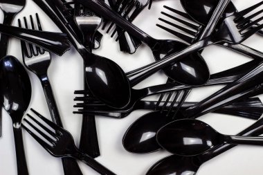 Beyaz arka planda çatal ve kaşık. Minimal konsept. Plastik olmadan.