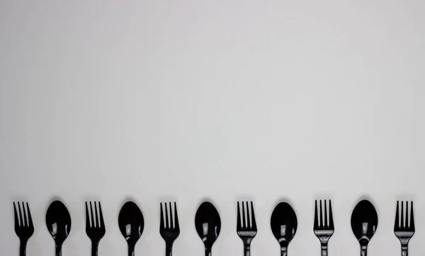 Fourchettes et cuillères sur fond blanc. Concept minimal. Sans plastique . — Photo