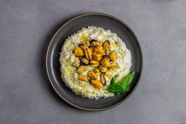 Midyeli Risotto. İtalyan mutfağı. Doğru beslenme. Vejetaryen yemekler.