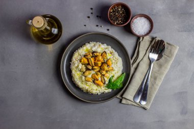 Midyeli Risotto. İtalyan mutfağı. Doğru beslenme. Vejetaryen yemekler.