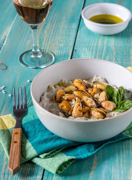 ムール貝のリゾット.イタリア料理適切な栄養。ベジタリアン料理. — ストック写真