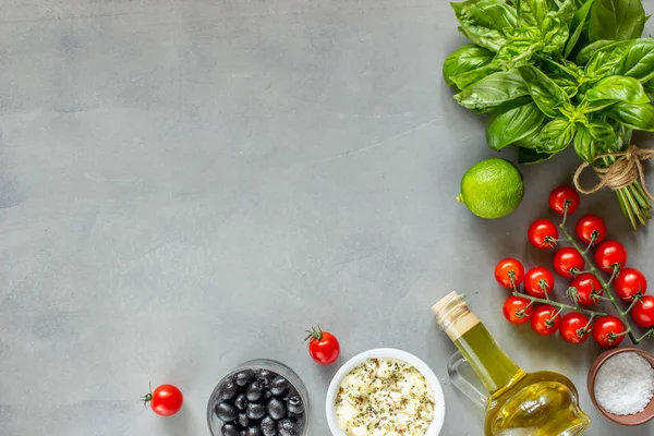 Legumes em um fundo de concreto. Cozinha italiana. Tomates, manjericão, azeitonas, queijo . — Fotografia de Stock