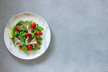 Salata arugula, domates ve prosciutto ile. İtalyan mutfağı. Sağlıklı beslenme. Diyet.
