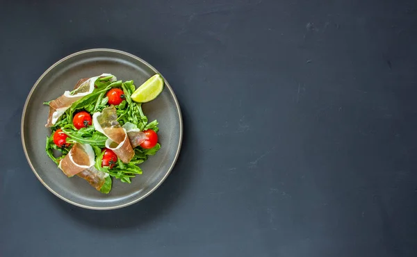 Salata arugula, domates ve prosciutto ile. İtalyan mutfağı. Sağlıklı beslenme. Diyet. — Stok fotoğraf