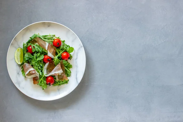 Салат с рукколой, помидорами и прошутто. Итальянская кухня. Здоровое питание. Диета . — стоковое фото